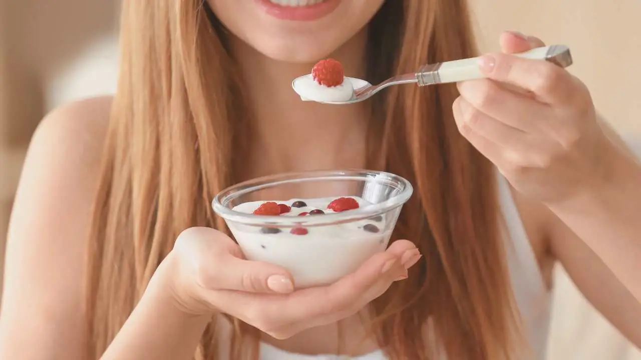 Yogurt quotidiano: vantaggi e possibili rischi Immagine selezionata