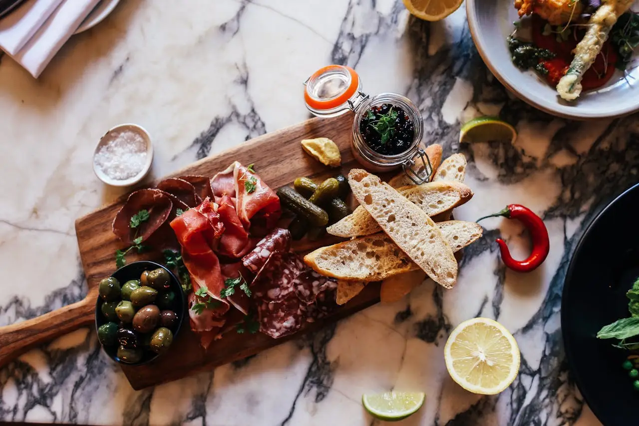 Come scegliere gli snack giusti per accompagnare gli aperitivi senza appesantirsi Come scegliere gli snack giusti per accompagnare gli aperitivi senza appesantirsi