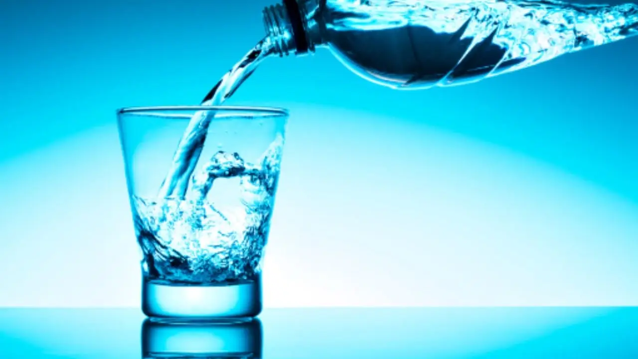 Scopri i segnali precoci della disidratazione e come evitarla in estate SC - Bicchiere d’acqua e sole estivo