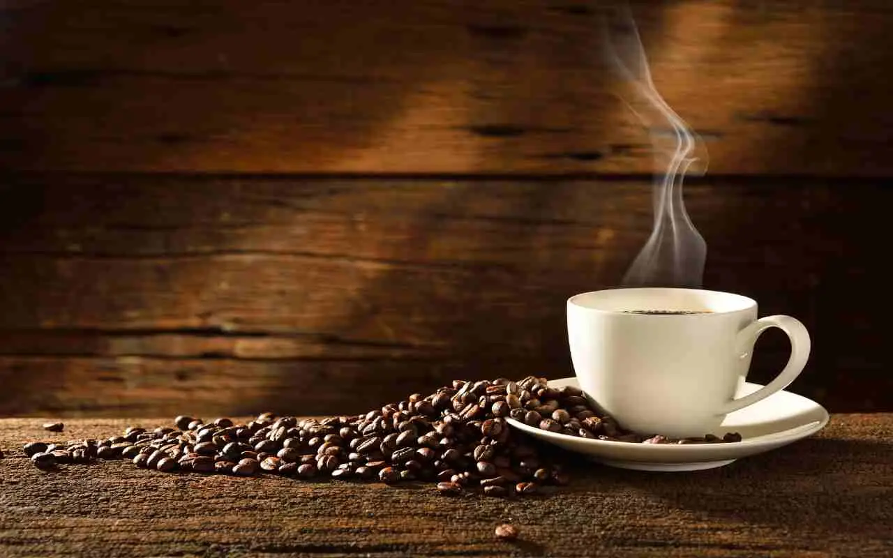 Caffè al mattino: il cardiologo spiega come assumerlo per vivere più a lungo Caffè al mattino: il cardiologo spiega come assumerlo per vivere più a lungo