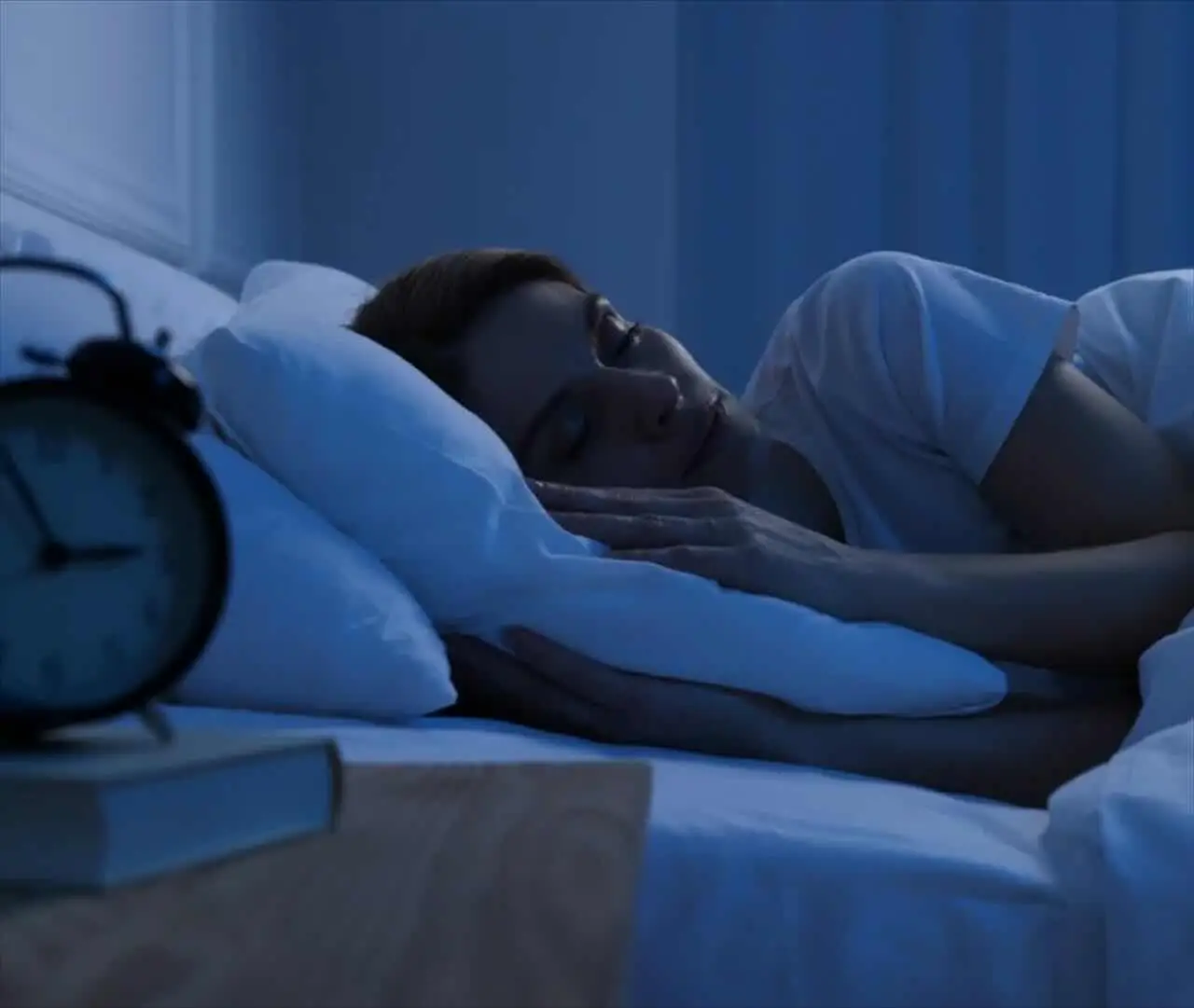 L’errore che rovina il sonno: lo fanno tutti prima di dormire SP - Cellulare a letto e simbolo allarme