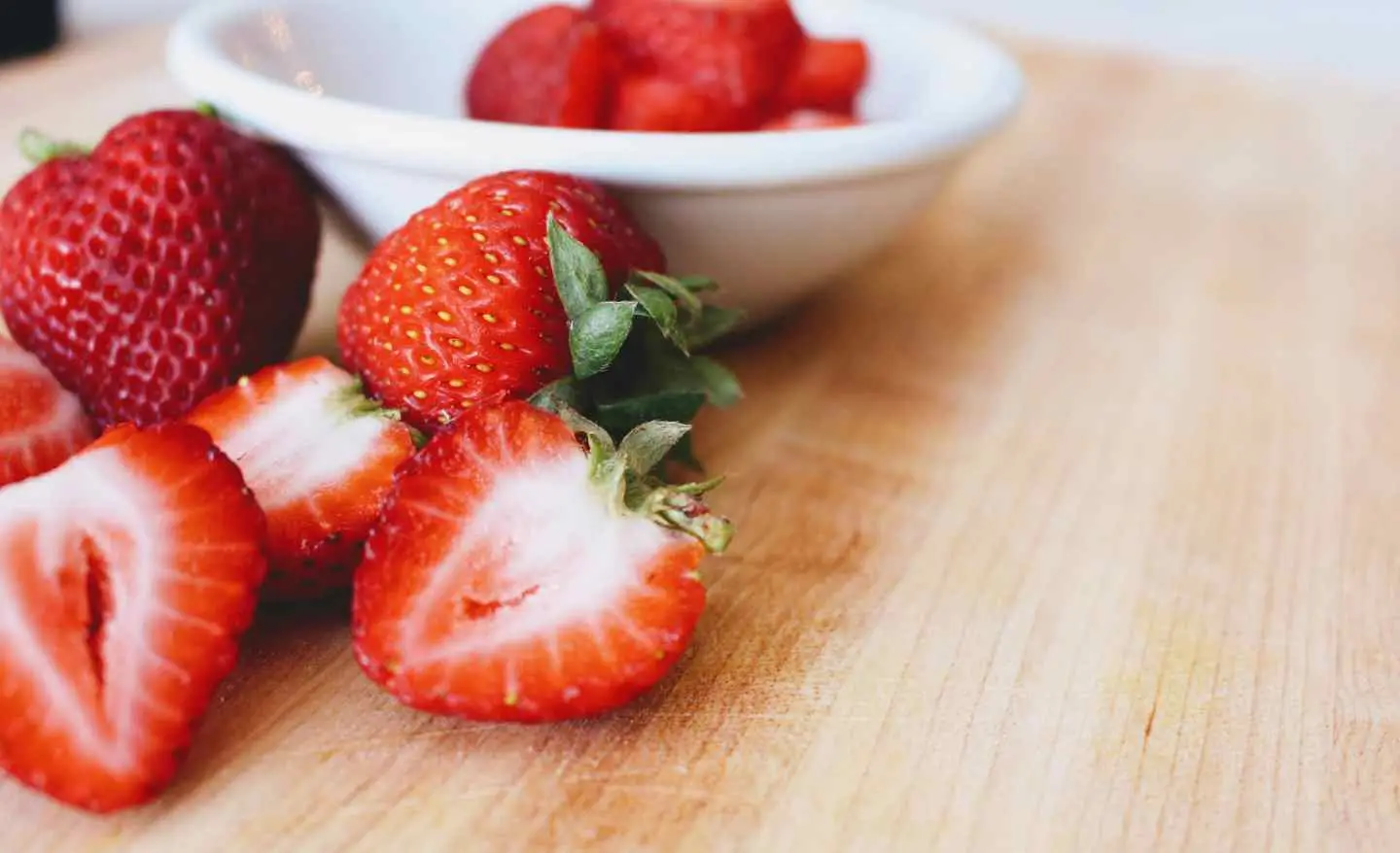 Fragole fresche più a lungo in frigo: il metodo naturale consigliato dagli chef Fragole fresche più a lungo in frigo: il metodo naturale consigliato dagli chef